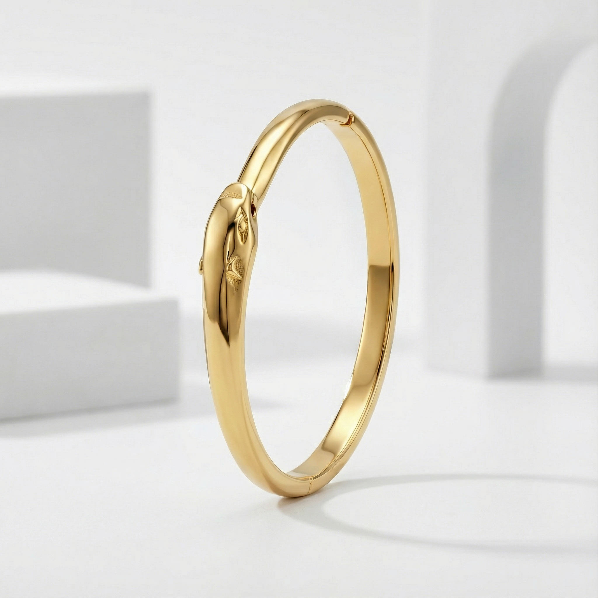 Royal Curve Gold Bracelet