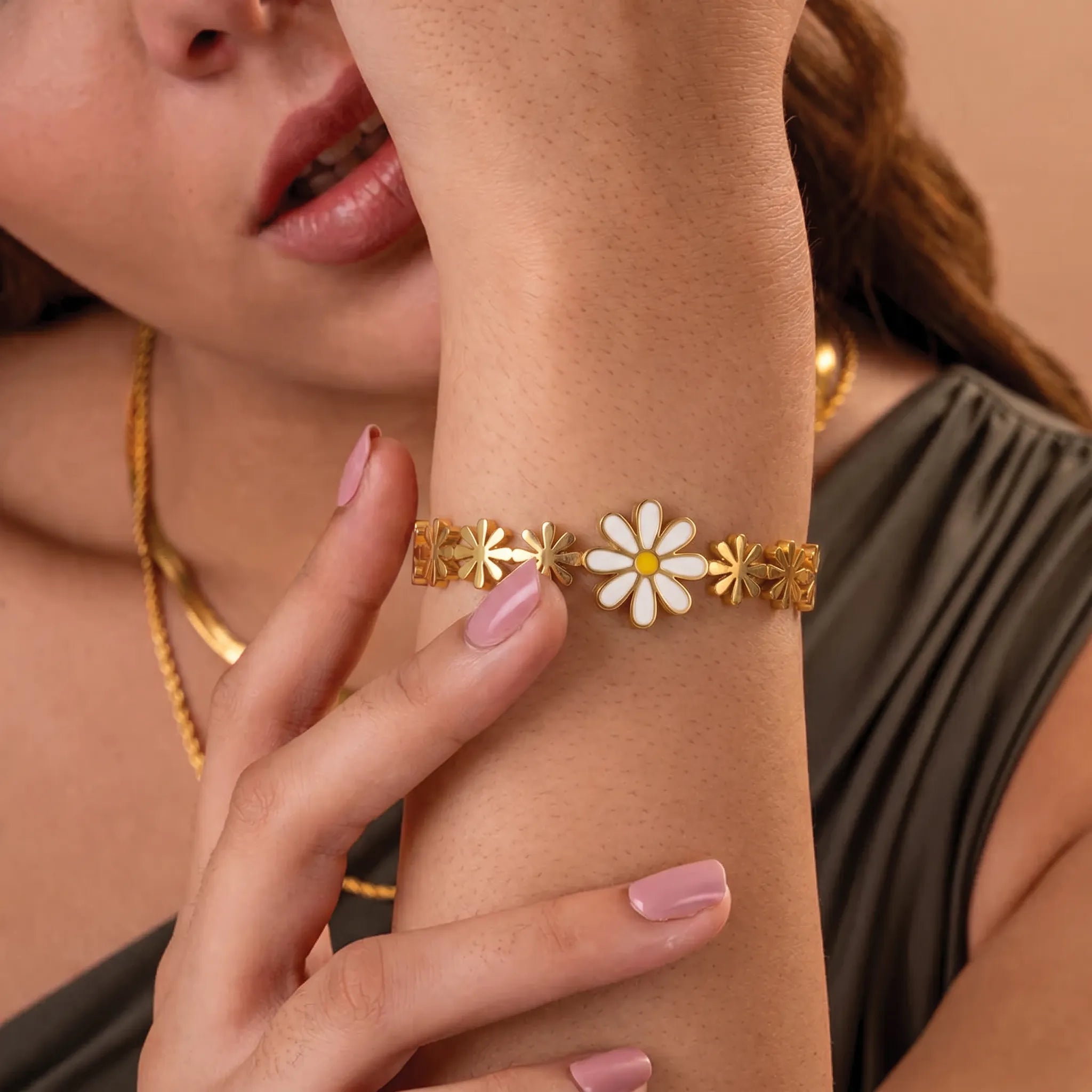 Sunlit Daisy Charm Bracelet