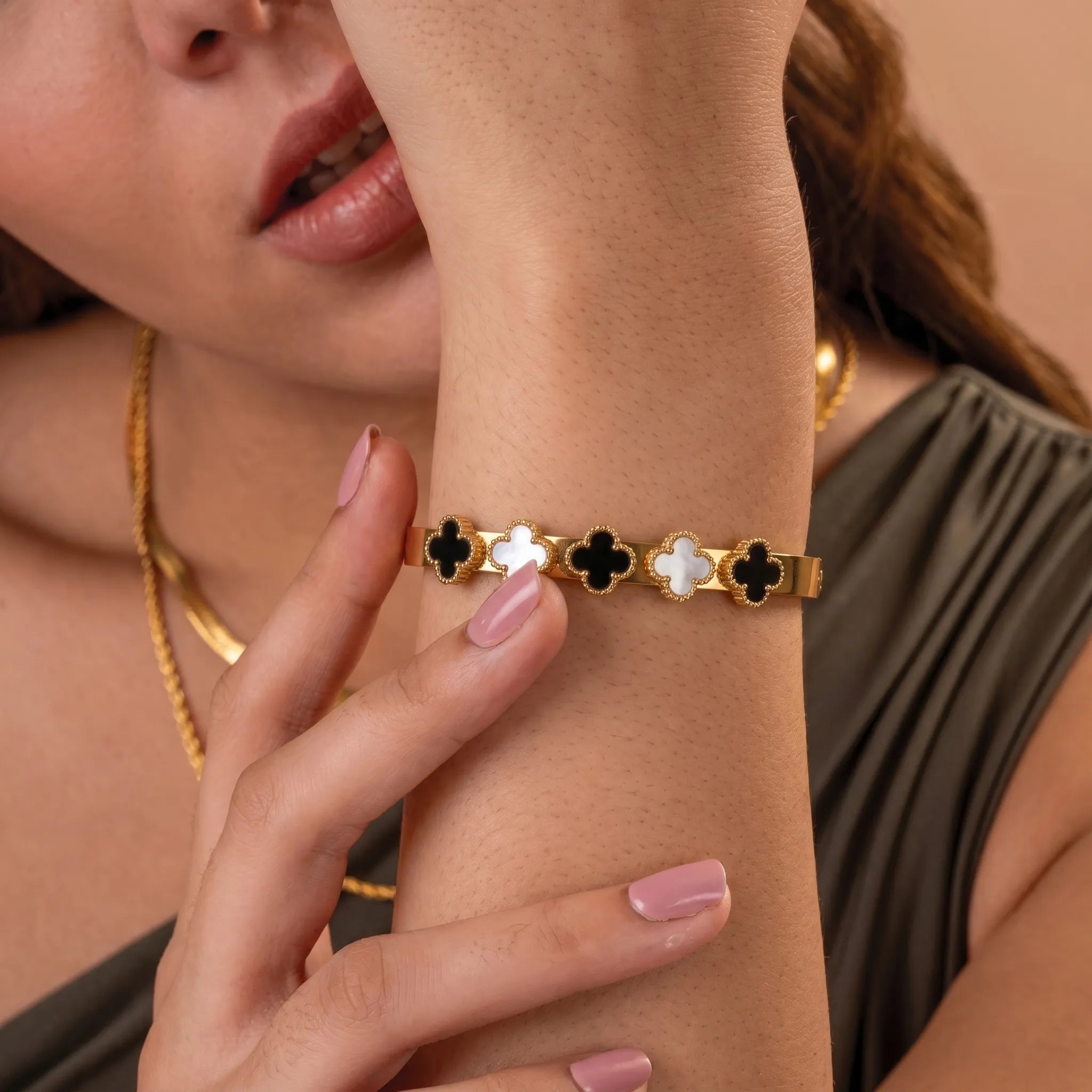 Midnight Clover Elegance Bracelet
